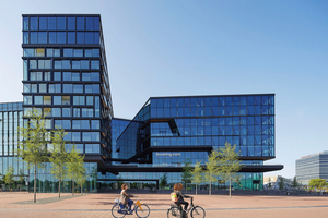 Auch die Standortwahl unterstützt den Nachhaltigkeitsanspruch des Projekts. Die Nähe zum Amsterdamer Hauptbahnhof, die Einbindung in das innerstädtische Wegenetz und die große Zahl an Fahrradstellplätzen erleichtern eine Erschließung mit Bahn, ÖPNV und Fahrrad.Insgesamt verfügt der Campus über 2.500 Fahrradstellplätze. 