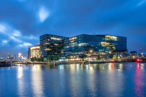  Der Booking.com-Hauptsitz in Amsterdam ist mehr als ein spektakuläres Bürogebäude. Er ist ein Beispiel dafür, wie sich Unternehmensimmobilien zu komplexen, datenbasiert betriebenen Arbeitsumgebungen entwickeln.  