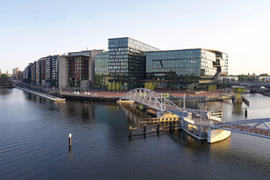  Der Campus liegt auf dem Oosterdokseiland, direkt am Wasser und in unmittelbarer Nähe des Amsterdamer Hauptbahnhofs. Er bildet quasi den Schlussstein der Entwicklung eines rund 225.000 m² umfassenden innerstädtischen Mixed-use-Quartiers.  