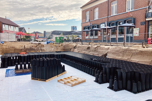  Im niederländischen Dinxperlo wird im neu gestalteten Stadtzentrum das Regenwasser smart genutzt. Unter der Oberfläche steuert digital vernetzte Technologie die Speicherung, Reinigung und bedarfsgerechte Nutzung des Niederschlags. 