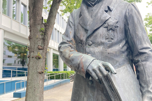  Direkt vor dem Gebäude begrüßt eine Bronzestatue von Wilhelm von Humboldt die Besucher.  