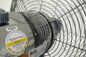  Idealerweise sind die Geräte inventarisiert und über Barcodes mit fortlaufendem Nummernkreis eindeutig identifizierbar, damit die Prüfung nicht zur Suchaktion wird. 