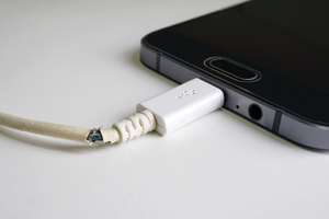  Ob Ladekabel für das Smartphone oder Sicherheitsstromversorgungsanlagen – die regelmäßigen DGUV-3-Prüfungen gelten für ­alle elektrischen Betriebsmittel.  