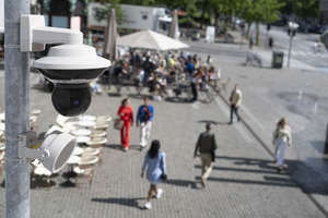  Smart Cities setzen zunehmend auf intelligente Videotechnologien, um urbane Räume sicherer, effizienter und lebenswerter zu gestalten. Moderne Netzwerk-Kameras in Kombination mit Analyselösungen unterstützen Städte dabei, Verkehrsflüsse zu optimieren, öffentliche Bereiche zu überwachen und schneller auf sicherheitsrelevante Ereignisse zu reagieren. Darüber hinaus liefern sie wertvolle Daten zur Stadtplanung und Ressourcensteuerung. Durch offene, skalierbare Plattformen lassen sich Videolösungen nahtlos in bestehende Smart-City-Infrastrukturen integrieren und ermöglichen datenbasierte Entscheidungen für eine nachhaltige Stadtentwicklung. 