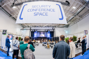  Im Mittelpunkt des KRITIS-Forum am 25. September in Halle 5stehen der Schutz von KRITIS-Liegenschaften, das Zusammenspiel von physischer Sicherheit, Cybersecurity und Operational Technology sowie Anforderungen im Zusammenhang mit NIS2 und dem KRITIS-Dachgesetz. 