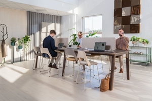  Die Worklounge bietet neben Platz zum individuellen Arbeiten auch die Möglichkeit zum informellen Austausch. 
