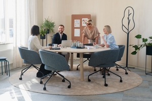  Der schwedische Lösungsanbieter für Büro- und Arbeitswelten Kinnarps bietet Möbel für diverse Raumkonzepte. 