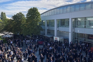  Sonne, blauer Himmel und dazu ein blau-graues Anzugmeer zwischen den Hallen A1 und B1 - eigentlich alles wie immer auf der Expo Real.&nbsp; 