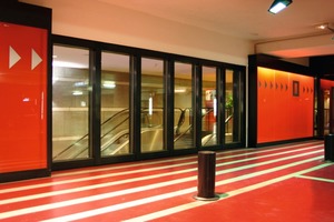  Die Verglasungen sind bauliche und brandschutztechnische Abtrennungen zwischen Sicherheits-Treppenräumen und Parkdecks in unterirdischen Parkhäusern von Einkaufszentren 