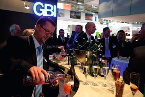  Der „Pavillon de France“ wird sich auf der Expo Real 2010 stark vergrößern. Doch wird darum der typisch französische Aperitif auch in größeren Gläsern ausgeschenkt? 