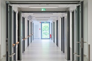  Im Interimsgebäude wurden bereits Maßnahmen umgesetzt, die für den Krankenhausneubau geplant waren, so z.B. die Optimierung der Stationsgrößen, die Verbesserung der Arbeits­abläufe auf den Stationen sowie die Umsetzung von arbeitserleichternden identisch eingerichteten Standardstationen. So können sich die Mitarbeiter an die neue Situation gewöhnen und eventuelle Anpassungen im Neubau noch vor­genommen werden 