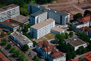  Das sechsgeschossige Modulgebäude mit dem angegliederten zweistöckigen Behandlungs- und Büroflügel befindet sich im nördlichen Teil des Klinikgeländes – weit genug entfernt von der kommenden Großbaustelle, damit die Patienten in ihrer Genesung nicht beeinträchtigt werden 