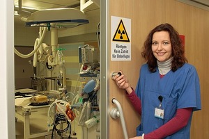  Schiebetüren öffnen die Mitarbeiter des Klinikums Kassel mit elektronischen Doppelknaufzylindern. Berührungslos werdendie Karten der Mitarbeiter als Identmedien erkannt, sobald sie an den Zylinder gehalten werden 