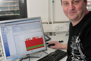  Michael Winterstein steuert die elektronische Schließanlage von Winkhaus am zentralen Computer 