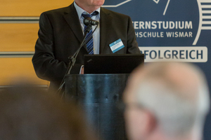  Eröffnungsrede: Professor Klaus Uwe Fehlauer ist Studiengangsleiter bei Wings und Tagungsleiter des Hanseatischen Facility Management Tages in Wismar 