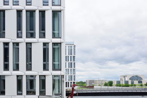  Im Sommer letzten Jahres wurde zwischen Hauptbahnhof und Bundesbildungsministerium Berlins grünstes Bürogebäude an seine neuen Mieter übergeben  