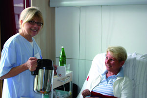  Mit in das neue Catering-Konzept gehört, dass der Kaffee auf den Stationen frisch gerbüht und den Patienten auch am Bett serviert wird 