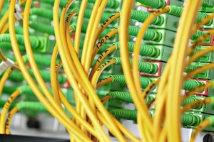  Highspeed per Glasfaser II: Vom Fiber-Patchfeld geht die optische Signalverbindung für den schnellen Downstream in die einzelnen Netzcluster des Kabelnetzes aus 