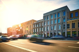  Das Stadtquartier „Neuer Markt“ in Neumarkt verfügt über ein kleines Kraftwerk mit Blockheizkraftwerk und riesigem Pufferspeicher. Für die Betreiber und Mieter war es reizvoll, in ein perfekt geplantes Gebäude zu ziehen, das kaum Energie verbraucht 