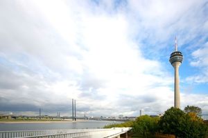  Mit über 240 m ist der Rheinturm das höchsteGebäude in Düsseldorf 