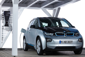  Passt überall dran: Der BMW i3 ist kompatibel mit allen gängigen Ladesäulen weltweit 