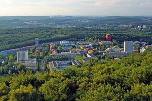  Der größte Teil der Gebäude der UdS befindet sich auf dem Campus Saarbrücken. Im Bestand sind verschiedenste Baujahre und klimatechnische Standards repräsentiert, von Kasernen aus der ersten Hälfte des 20. Jahrhunderts bis zu neuen und umfassend sanierten Gebäuden 