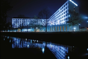  Dank Licht-Contracting erstrahlt das Grand Hotel Esplanade mitten im kulturellen Zentrum von Berlin seit Mitte 2013 in einem neuen, energiesparenden Licht 