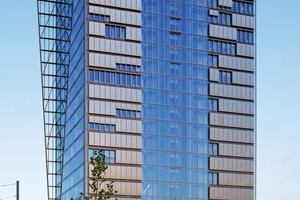  Blick auf die Nordwest-Fassade des WeserTowers in Bremen 