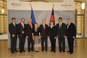  v.li.n.re.: Thomas Wilken (IGS), Stefan Plesser (IGS), Prof. Dr.-Ing. M. Norbert Fisch (IGS), Dr. Rodula Tryfonidou (Bundesministerium für Wirtschaft und Technologie), Staatssekretär Jochen Homann, Heike Schlappa (EB-Partner), Prof. Dr.-Ing. Werner Jensch (Ebert-Ingenieure), Dieter Leipoldt (Ebert-Ingenieure)  