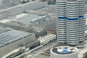  BMW in München: Die Hallen sind nach der Industriebaurichtlinie errichtet, das Verwaltungshochhaus nach der Hochhaus-Bauverordnung und im davor befindlichen Gebäude ist ein ­Automuseum (Versammlungsstättenverordung). Alle relevanten Technikräume sind besonders zu schützen, damit ein Feuer die Räume nicht verlassen kann 