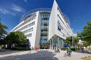  Der Münchner Arnulfbogen verfügt über rund 25.000 m² Mietfläche. Das Gebäude wird von Apleona GVA GeServ betreut  
