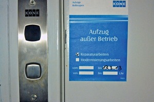  Das Hinweisschild zeigt an, dass der Aufzug zwecks Reparatur außer Betrieb ist 