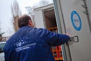  Die Anmietung zusätzlicher Kühlzellen des World Conference Center Bonn Kühlzellen sichert Qualität der Gastronomie. Der hohe Auslastungsgrad des Plenarsaals (siehe Foto oben) zu diversen Veranstaltungen erfordert Spitzenleistungen von Restaurant und Küche. Geplant ist u. a. eine Erweiterung der Großküche mit neuen Kühl-/Tiefkühlräumen, doch diese Planungen stellen kurzfristig gesehen natürlich keine Lösung dar. Nach einer Ausschreibung wurde aus fünf Anbietern Coolworld für eine temporäre Erweiterung der Kühllagerung ausgewählt 