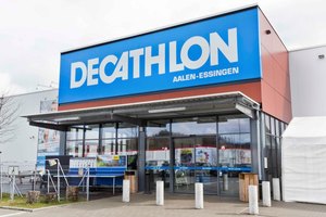  Der neue Decathlon Sportmarkt in Essingen bei Aalen hat aufgrund seiner hohen Energieeffizienz das DGNB-Gütesiegel in Bronze erhalten 