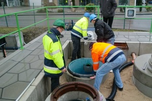  Sachkundelehrgänge qualifizieren und vermitteln Sicherheit für die rechtlich korrekte und zugleich Kosten sparende Betreibung eines Fettabscheiders (siehe Foto rechte Seite oben). Wie hier im Praxisteils eines Lehrgangs erhalten die Teilnehmer Anleitung bei Wartungs- und Kontrollarbeiten  