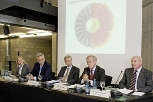  Die Podiumsteilnehmer der Pressekonferenz (v.l.n.r.): Dr. Christiane Schwarte, Pressesprecherin des Bundesumweltministeriums, Peter Löscher, Vorstandsvorsitzender der Siemens AG, Bundesumweltminister Dr. Norbert Röttgen, Dr. Joachim Faber, Vorstandsmitglied der Allianz SE, und Dr. Martin Viessmann 