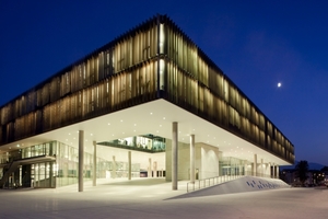  Der 2012 eröffnete Unipark Nonntal kombiniert moderne Architektur mit effizienter Gebäudetechnik: Statt herkömmlicher Jalousien sorgen hier Metall­lamellen für die gewünschten Lichtverhältnisse 