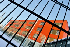  Die neue Justizvollzugsanstalt Bremervörde, hat am 31. Januar mit den ersten 25 Gefangenen ihren regulären Betrieb aufgenommen. Die JVA ist das zweite Objekt dieser Art, das im Rahmen eines PPP-Vertrages betrieben wird 