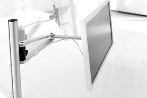  Ein flexibler Monitor-Dreh-/Schwenkarm schafft mehr Platz auf dem Arbeitstisch und ermöglicht spontane Veränderungen des Sehabstandes  