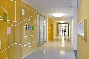  Kunst am Bau: Die farbigen Platten entlang der Wand können nach Belieben neu angeordnet werden 