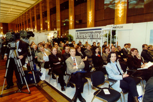  links: Die FM-Messe (hier noch in Düsseldorf) im Jahr 2001 