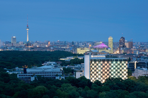  Kaum ein anderes Hotel ist so eng mit der Geschichte Berlins verbunden, wie das InterContinetal. Charakteristisch ist die die unter Denkmalschutz stehende Fassade mit ihren schachbrettartig angeordneten Fensteröffnungen 