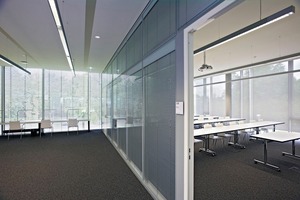  Dreierlei Behangarten lassen sich zentral bzw. lokal steuern: Außenjalousien (links), Sichtschutz ­zwischend den Räumen (Mitte) und innenliegender Screens (rechts) 