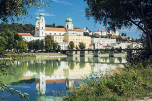  Mehrere hundert Waschräume, verteilt auf über 40 Gebäude in acht Stadtteilen: Um die Kosten und den Aufwand für die Bewirtschaftung der kommunalen Waschräume zu senken, stellt man in Passau sämtliche Waschräume auf Produkte nur eines Herstellers um  