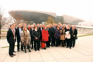  Mahmut Tümkaya (Geschäftsführer impulsfm GbR/Piepenbrock Facility Management GmbH + Co. KG, vorne links) begrüßte in der BMW-Welt eine Gruppe von Mitgliedern des europäischen Verbandes EuroFM im Rahmen der GEFMA-Mitgliederversammlung in München. Die Gäste kamen aus Dänemark, England, Finnland, Frankreich, den Niederlanden, der Slowakei und Ungarn 