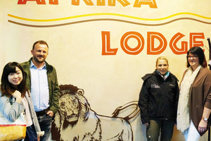  Saya Kumazawa und Andreas Hickel, beide Mitsubishi Electric, sowie Dr. Sandra Langer vom Zoo Duisburg und Bärbel Zloty vom Fachgroßhandel Uwe Kalke (v.l.n.r.) in der Afrika Lodge 