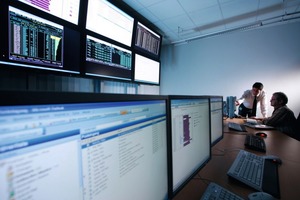  Im so genannten Application-Control-Center haben die Mitarbeiter die Prozesse im DATEV-Rechenzentrum jederzeit sicher im Blick. Alle wichtigen Informationen aus der Online- und Batchverarbeitung im Datenverarbeitungszen­trum laufen dort auf einer Großbildtechnik zusammen. Jede Abweichung vom Normalbetrieb wird darauf umgehend angezeigt. So sorgt der Leitstand für Transparenz und hilft, die Hochverfügbarkeit der Anwendungen sowie die sach- und termingerechte Verarbeitung der Anwenderdaten zu gewährleisten 