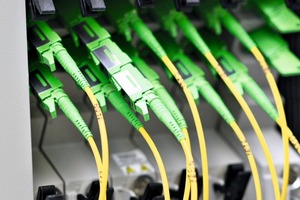  Highspeed per Glasfaser II: Vom Fiber-Patchfeld geht die optische Signalverbindung für den schnellen Downstream in die einzelnen Netz­cluster des Kabelnetzes aus 