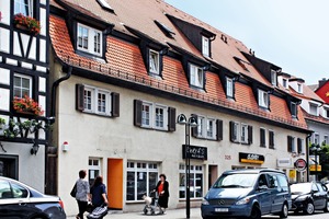  Ein historisches Bestandsobjekt mit Stadtbild prägender Fassade: Das Wohn- und Geschäftshaus in der Ulmer Straße in Stuttgart-Wangen, in dem jetzt über das Projekt „E-MonAut“ ein Monitoring- und Automatisierungskonzept zur energetischen Optimierung entwickelt wird 