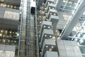  Im November 2010 zog die Deutsche Börse von ihrem bisherigen Standort in der Finanzmetropole Frankfurt am Main in den Vorort Eschborn um. Die neue Konzernzentrale, der 90 m hohe Gebäudekomplex, wird energieeffizient und nachhaltig betrieben 